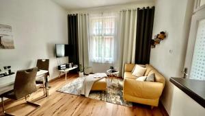 a living room with a couch and a desk at Apartment im Grünen in Leoben