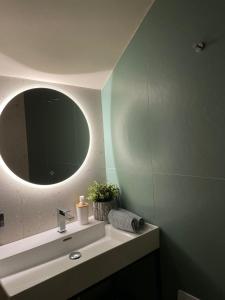 een badkamer met een wastafel en een spiegel bij I GELSI - Holiday Home in Lago