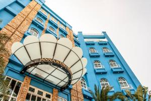 un edificio azul con un signo kiwiana en él en Anna King Hotel en Chiayi