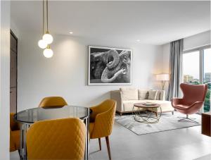Ruang duduk di The Art Hotel