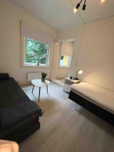 sypialnia z łóżkiem, stołem i oknem w obiekcie Sentral leilighet i Gamle Oslo w Oslo