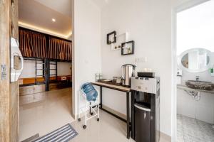una piccola cucina con bancone in camera di The Moon Hostel a Nusa Penida