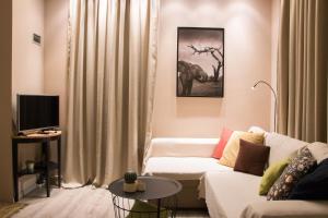 Una televisión o centro de entretenimiento en Luxurious House with backyard