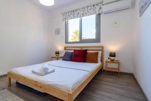 une chambre avec un lit et une fenêtre dans l'établissement Kmeidos 1-Bedroom Apartment in Larnaca, à Larnaka