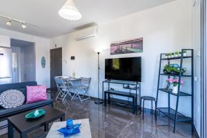En sittgrupp på Kmeidos 1-Bedroom Apartment in Larnaca
