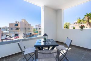 En balkong eller terrass på Kmeidos 1-Bedroom Apartment in Larnaca