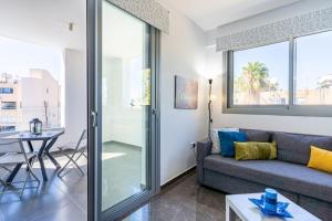 un salon avec un canapé et une table dans l'établissement Kmeidos 1-Bedroom Apartment in Larnaca, à Larnaka 9 autres photos