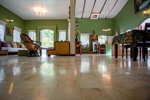 a living room with green walls and a wooden floor at Natural Park Resort Pattaya in Jomtien Beach