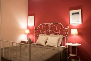 Una cama o camas en una habitación de Luxurious House with backyard