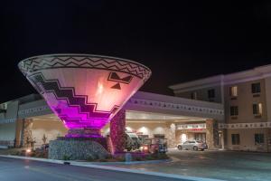 un edificio con un fiore illuminato di fronte di Win-River Resort and Casino a Redding