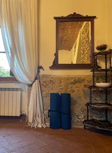a room with a mirror and a curtain and a window at CASA LORY Poggio Murella in Poggio Murella