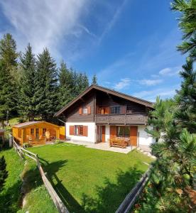 ein Haus mit einem großen Garten davor in der Unterkunft Almhaus Kärnten Flattnitz in Flattnitz