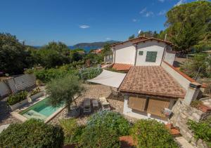 an aerial view of a house with a swimming pool at Casa degli Stecchi in Capoliveri