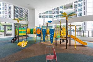 uma área recreativa com um parque infantil com escorregas em i-City Premier Suites Shah Alam em Shah Alam