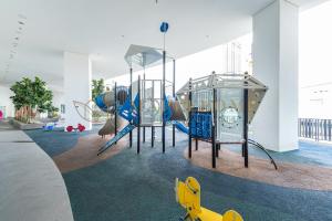 um parque infantil com três escorregas num quarto em i-City Premier Suites Shah Alam em Shah Alam
