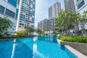 uma piscina numa cidade com edifícios altos em i-City Premier Suites Shah Alam em Shah Alam