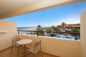 Bazén v ubytování Iberostar Waves Playa Gaviotas All Inclusive nebo v jeho okolí