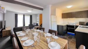 Η κουζίνα ή μικρή κουζίνα στο Colonial Motel & Apartments +36 φωτογραφίες