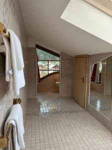 La salle de bains est pourvue d'un lavabo, de toilettes et d'un miroir. dans l'établissement Center Rooms & Apartments, à Mayrhofen