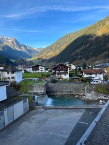 einen Fluss in einer Stadt mit Bergen im Hintergrund in der Unterkunft Center Rooms & Apartments in Mayrhofen