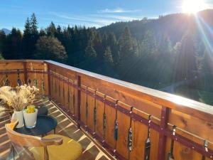 balkon ze stołem i widokiem na góry w obiekcie Gipfel Stuben w mieście Blaichach