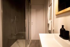 La salle de bains est pourvue d'une douche, d'un lavabo et de toilettes. dans l'établissement Ca Veja B&B Forlì, à Forlì