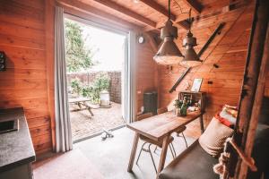 Posezení v ubytování CRASH'NSTAY - The Silo Bungalow