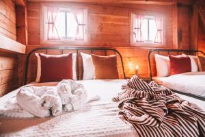 a bedroom with two beds with towels and pillows at CRASH'NSTAY - The Silo Bungalow in Sprang-Capelle