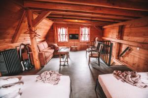um quarto com duas camas e um sofá num camarote em CRASH'NSTAY - The Silo Bungalow em Sprang-Capelle