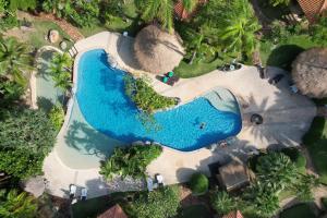 una vista aérea de una piscina en un complejo en Krabi Sands Resort, en Klong Muang Beach