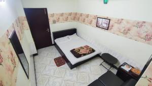Kleines Zimmer mit einem Bett und einem Tisch in der Unterkunft HOTEL HERITAGE in Chittagong