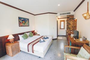 Postel nebo postele na pokoji v ubytování Krabi Sands Resort