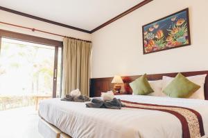 Postel nebo postele na pokoji v ubytování Krabi Sands Resort