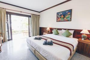 Postel nebo postele na pokoji v ubytování Krabi Sands Resort