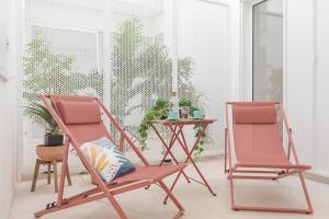 Playa de MarにあるMarsalada - Ground floor front line beach apartmentの植物のある部屋(椅子2脚、テーブル1台付) +11枚の写真