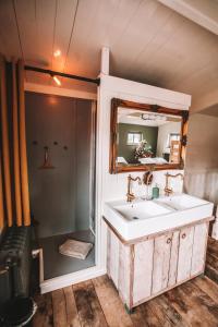 a bathroom with a sink and a shower at CRASH'NSTAY - 't Silo Huis in Sprang-Capelle