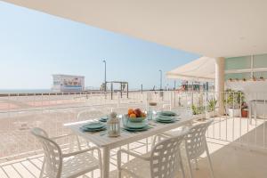 einen Tisch mit einer Obstschale auf dem Balkon in der Unterkunft Marsalada - Ground floor front line beach apartment in Playa de Mar