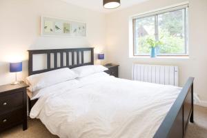 una camera da letto con un grande letto bianco e una finestra di Bright Oxford Apartment a Oxford