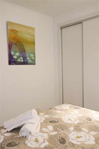 um quarto com uma cama com um quadro na parede em INMO WEAVER 318 FM 1ª línea de playa em Calpe