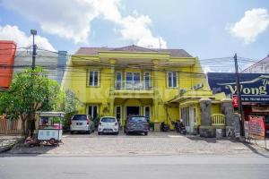 Bangunan di mana terletaknya rumah tamu ini