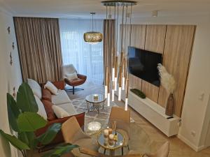 Televízia a/alebo spoločenská miestnosť v ubytovaní Gold Apartment B29 Let's Sea Baltic Park Gąski