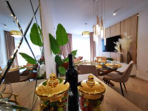 Televízia a/alebo spoločenská miestnosť v ubytovaní Gold Apartment B29 Let's Sea Baltic Park Gąski