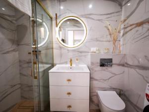 Kúpeľňa v ubytovaní Gold Apartment B29 Let's Sea Baltic Park Gąski