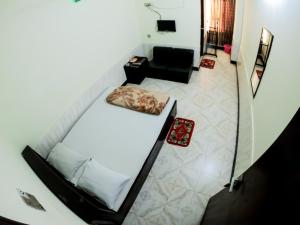 ein Wohnzimmer mit einem Bett und einem Sofa in der Unterkunft HOTEL HERITAGE in Chittagong