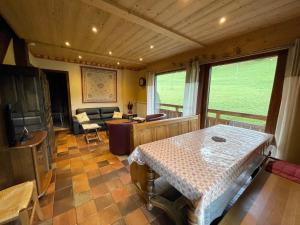 uma sala de estar com uma mesa e um sofá em Ty Menez 2 - Chalet sur les pistes em La Clusaz