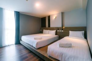 วัน บัดเจท เชียงราย ซอยสวรรค์ One Budget Hotel Chiangrai Soi Sawan tesisinde bir odada yatak veya yataklar