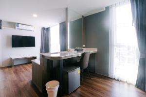 TV a/nebo společenská místnost v ubytování วัน บัดเจท เชียงราย ซอยสวรรค์ One Budget Hotel Chiangrai Soi Sawan
