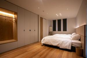 a bedroom with a large bed and white cabinets at VILLA Sasebo Stad #SS1 in Sasebo