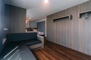 Postel nebo postele na pokoji v ubytování วัน บัดเจท เชียงราย ซอยสวรรค์ One Budget Hotel Chiangrai Soi Sawan