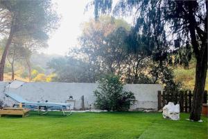 a yard with a bench and a picnic table at Villa Cardui. Casa de diseño con magníficas vistas in Madrid